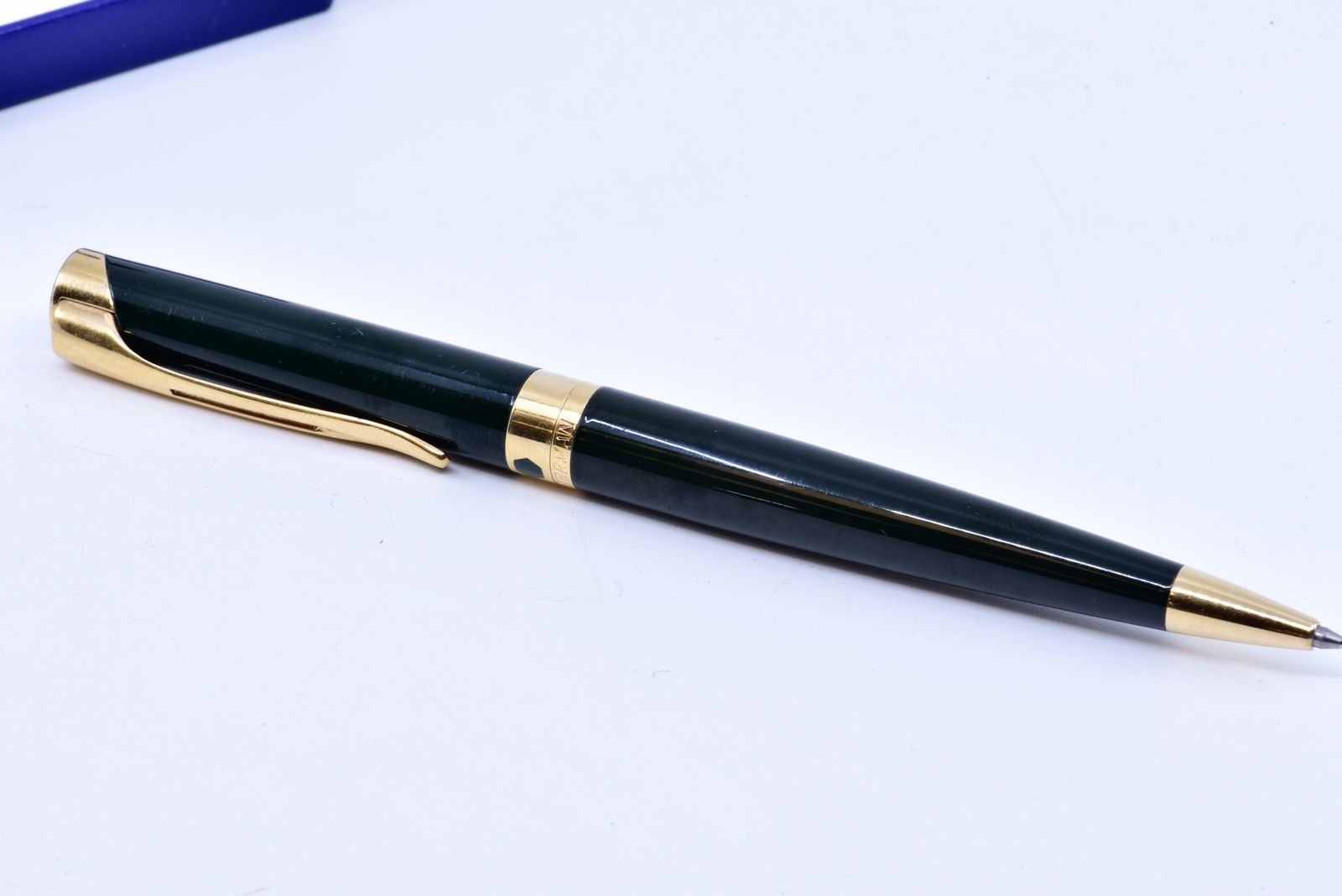 Lot comprenant un stylo 2 couleurs en métal doré et un s…